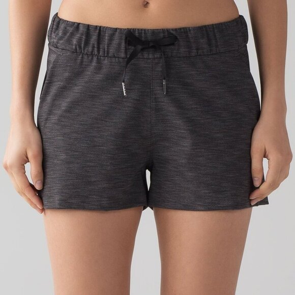 Lululemon On The Fly Short (3") Heathered Black Luxtreme- Size 6 - Picture 1 of 12